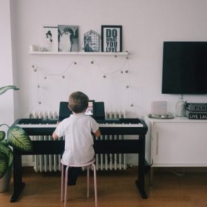 Cómo enseñar a tocar el piano a niños