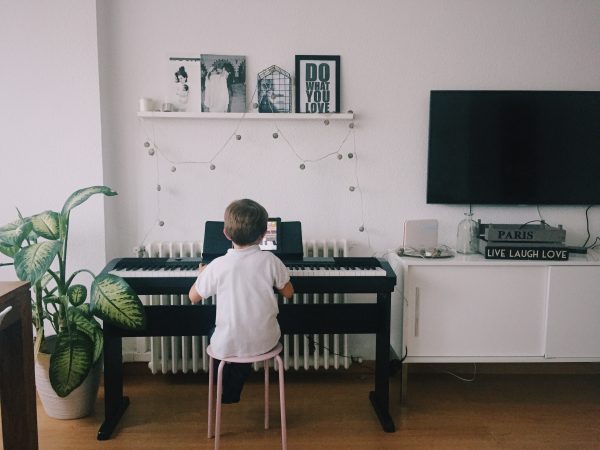 cómo enseñar a tocar el piano a niños
